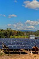 Solarzellen auf einem großen Feld foto