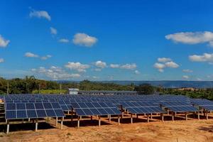 Solarzellen auf einem großen Feld foto