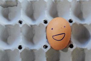 Emotion von frischen Eiern auf einem Strohhalm. foto