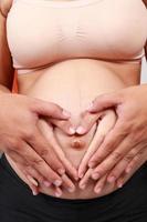 schwangere Frau weißen Hintergrund. foto