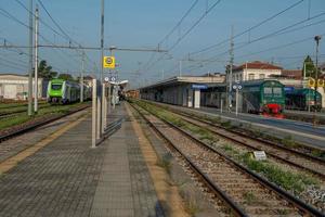 bergamo italien juni 2022 bahnhof bergamo am frühen morgen im sommer foto