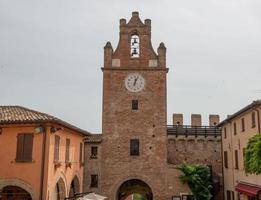 Alter Backsteinturm mit Uhr foto