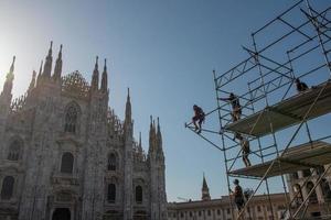 mailand italien juni 2022 arbeiter, die die bühnenstruktur für eine show auf der piazza duomo in mailand zusammenbauen foto