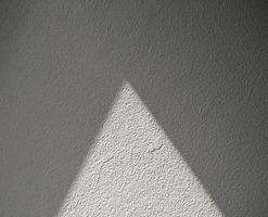 Weißer Betonwandhintergrund mit schwarzen Schatten, die in geraden Linien verlaufen. zweifarbiger Stil. Hintergründe und Tapeten foto