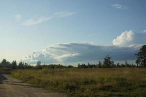 Landschaft mit majestätisch schönem, dramatischem, bedrohlichem Himmel. bewölkter Himmel foto