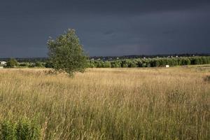 Landschaft mit majestätisch schönem, dramatischem, bedrohlichem Himmel. bewölkter Himmel foto