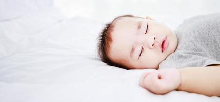 Nahaufnahmeporträt eines schlafenden neugeborenen Babys foto