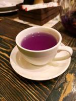 weiße Tasse mit lila Tee foto
