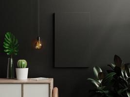 modell schwarzes plakat im wohnzimmerinnenraum auf leerem dunklem wandhintergrund.