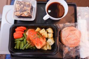 Draufsicht auf das Tablett mit Essen im Flugzeug. foto