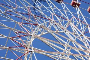 Riesenrad über dem Himmel foto