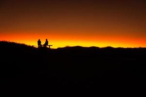 Silhouettenpaar bei Sonnenuntergang foto