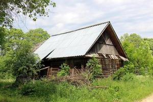 Dach auf einem alten Dorfhaus in Weißrussland foto