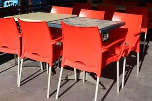Stuhl und Tisch in einem Café an der Mittelmeerküste foto