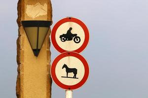 Verkehrszeichen und Schilder in Israel foto