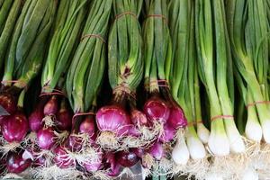 frisches gemüse wird auf einem basar in israel verkauft foto