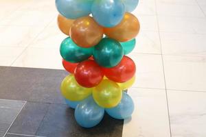 Luftballons bei einem Kinderfest in einem Stadtpark foto