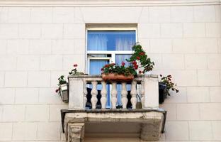 kleiner Balkon auf der Vorderseite des Gebäudes foto