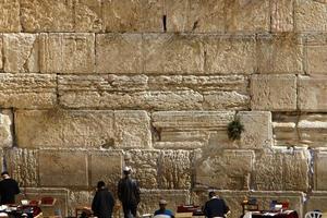 Zettel in der Klagemauer in Jerusalem mit ihren an Gott gerichteten Bitten und Wünschen. foto