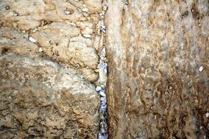 Zettel in der Klagemauer in Jerusalem mit ihren an Gott gerichteten Bitten und Wünschen. foto