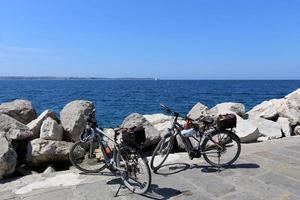 Fahrradständer auf der Straße in einer Großstadt foto