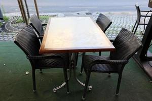 Tisch und Stühle in einem Café in einem Stadtpark foto
