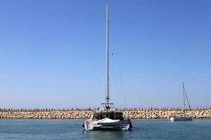 Liegeplatz am Meer zum Festmachen von Booten und Yachten foto