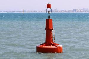 Leuchtturm - ein Navigationsgerät an der Küste großer Stauseen foto