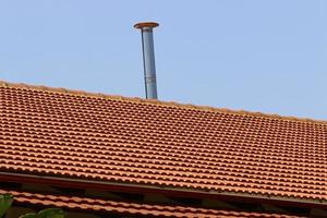 Schornstein auf dem Dach des Hauses foto