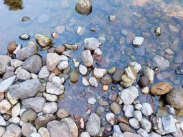 kleine Felsen mit schönen Farben am Fluss foto