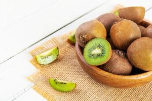 saftige frische Kiwis isoliert auf weißem Hintergrund. geschnittene Kiwi foto