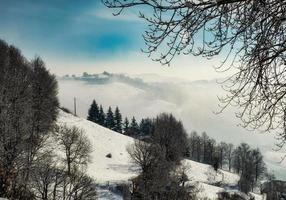 Landschaften der piemontesischen Langhe unter dem weißen Schnee, im Winter 2022 foto