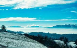 Winterlandschaften der piemontesischen Langhe, eingetaucht in Schnee, im Winter 2022 foto