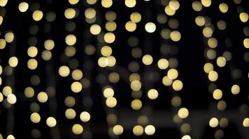 verschwommenes abstraktes leuchten hängende dekorative lichter mit bokeh im nachthintergrund foto
