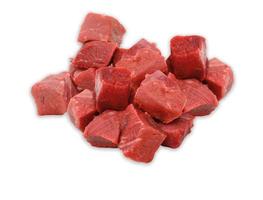 rohes Fleisch Rindfleisch gewürfelt Premium, Würfel schneiden isoliert auf weißem Hintergrund foto