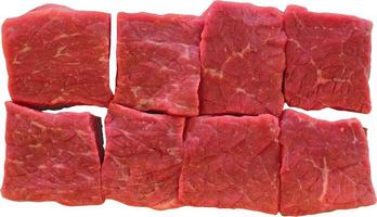rohes Fleisch Rindfleisch gewürfelt isoliert auf weißem Hintergrund foto