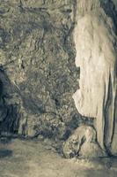 erstaunliches blaues türkisfarbenes wasser und kalksteinhöhlensenkloch cenote mexiko. foto