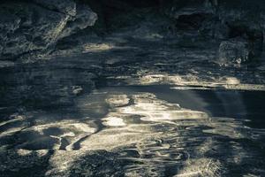 blau türkis wasser kalkstein höhle doline cenote tajma ha mexiko. foto