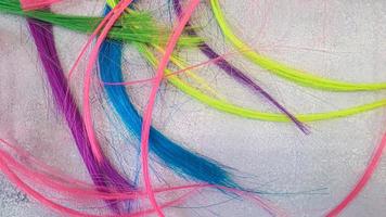 farbige Strähnen für Haarverlängerungen. professionelle Ausrüstung. foto