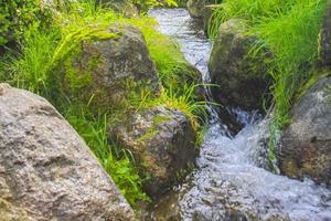 kleiner wasserfall fluss und bach am brocken berg harz deutschland. foto