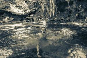 reiseführer blau türkis wasser kalkstein höhle doline cenote mexiko. foto