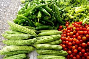 gemischtes Gemüse auf dem Bauernmarkt foto