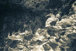 erstaunliches blaues türkisfarbenes wasser und kalksteinhöhlensenkloch cenote mexiko. foto