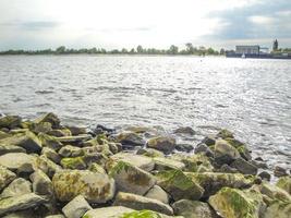 wattenmeer wattenmeer küste steine felsen wasserweihe sand deutschland. foto