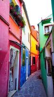 burano buntes gebäude in der gasse foto