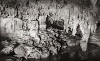 erstaunliches blaues türkisfarbenes wasser und kalksteinhöhlensenkloch cenote mexiko. foto