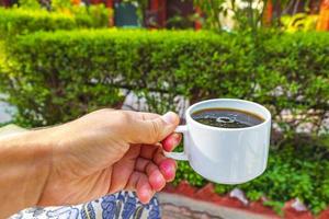 schwarzer kaffee im glas oder in der tasse agra india. foto