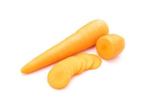 frische Karotte isoliert auf weißem Hintergrund. lebensmittel- und gesundheitskonzept foto