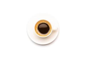 draufsicht schwarzer kaffee oder americano in weißer tasse isoliert auf weiß foto