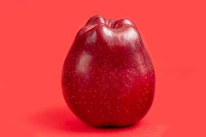 rote Äpfel auf farbigem Hintergrund. selektiver Fokus. Ernte. gesundes Essen. foto